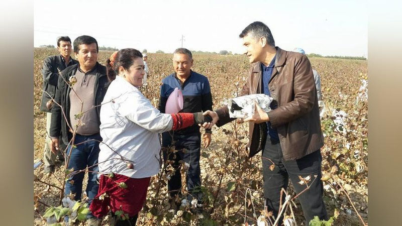 '​MA`NAVIYaT VA MA`RIFAT MARKAZI RAHBARI PAXTA TERIMChILARIGA SOVG`ALAR TOPShIRDI'ning rasmi