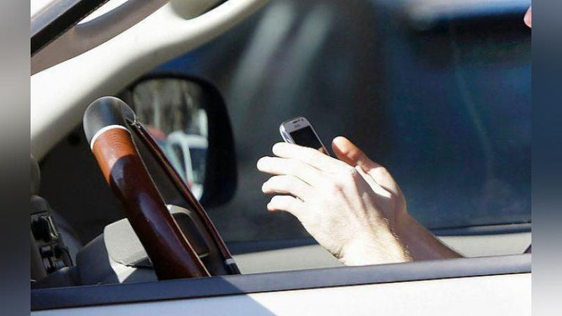 Изрображение 'Водитель, читающий за рулем, увеличивает риск аварии в 10 раз'