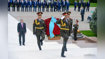 'Qozog`iston Prezidenti Mustaqillik va ezgulik monumentiga gul qo`ydi'ning rasmi
