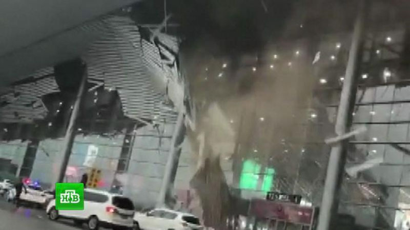 Изрображение 'В КИТАЕ ПОРЫВОМ ВЕТРА СОРВАЛО КРЫШУ АЭРОПОРТА (ВИДЕО)'