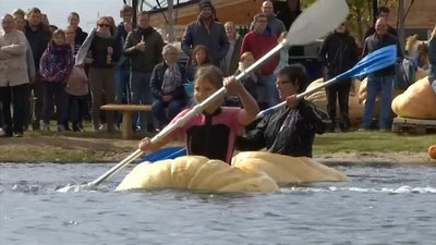 'Germaniyada qovoqlardan yasalgan qayiqlarda musoboqa tashkillashtirildi'ning rasmi