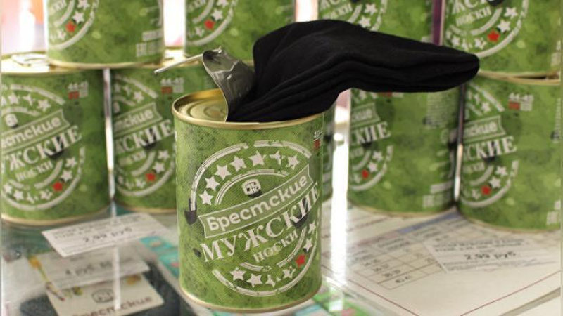 'Belorussiyaning paypoq fabrikasi erkaklar paypog`ini konservaladi 'ning rasmi