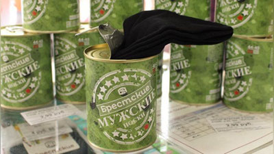 '​Belorussiyaning paypoq fabrikasi erkaklar paypog`ini konservaladi 'ning rasmi