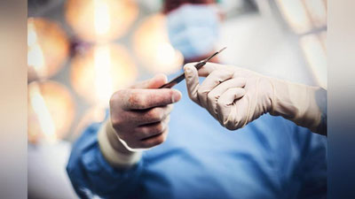 'Шифокор жарроҳни кутиб беморнинг қон оқаётган ярасини саккиз соат босиб турди'ning rasmi