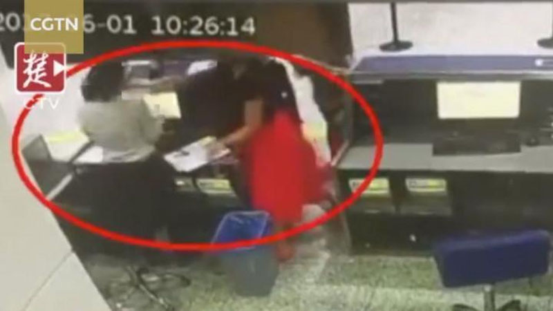 '​Reysga kech qolgan xitoylik ayol aeroport xodimini kaltakladi'ning rasmi