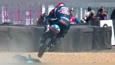 'Motopoygachi raqibini trassada o`limdan saqlab qoldi (Video)'ning rasmi