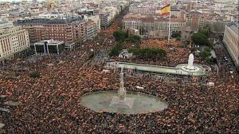 'Madridda norozilik namoyishi bo`lib o`tmoqda 'ning rasmi