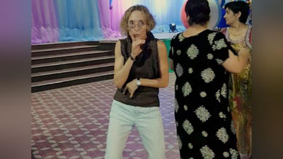 Изрображение 'ИНОСТРАНКА, ТАНЦУЮЩАЯ ПОД УЗБЕКСКУЮ ПЕСНЮ, ПОКОРИЛА ИНТЕРНЕТ (ВИДЕО)'