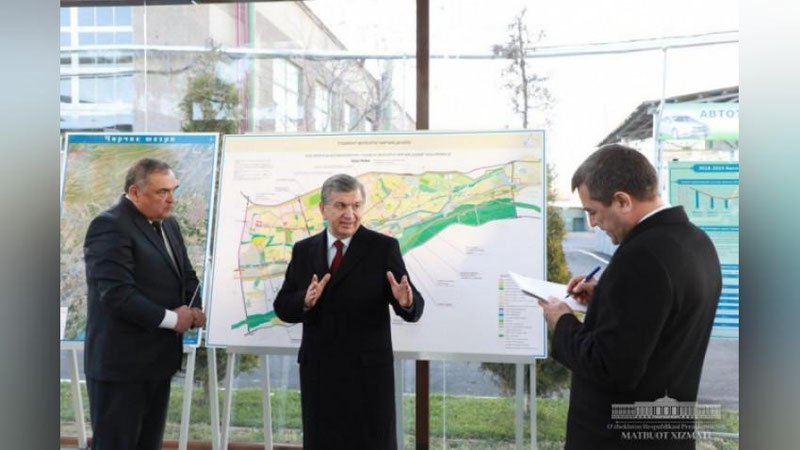 'Shavkat Mirziyoev «O`zbekkimyomash zavodi» aksiyadorlik jamiyatida bo`ldi'ning rasmi