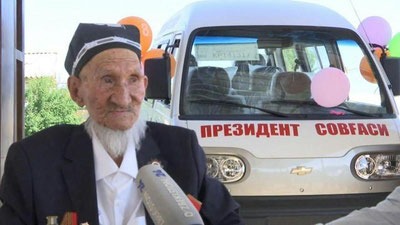 ' 100 yoshli urush qatnashchisi Ahmad G`ulomovga  “Damas” avtomobili topshirildi 'ning rasmi