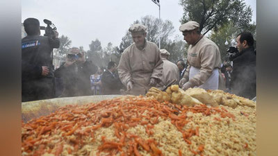 Изрображение 'РЕКОРД ПЛОВА В ДУШАНБЕ: ЛЮДИ НАБИРАЛИ ТАЗЫ... КЕТМЕНЕМ (ВИДЕО)'