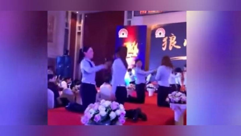 Изрображение 'В КИТАЕ БОСС ЗАСТАВИЛ СОТРУДНИЦ БИТЬ ДРУГ ДРУГА ПО ЛИЦУ (ВИДЕО)'
