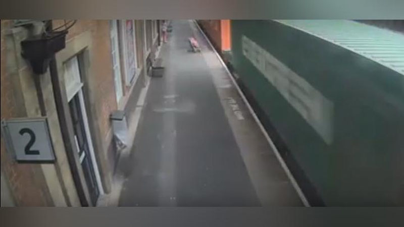 '​BRITANIYaDA POEZD BOLALAR ARAVAChASINI URIB KETDI (VIDEO)'ning rasmi