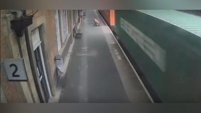 '​BRITANIYaDA POEZD BOLALAR ARAVAChASINI URIB KETDI (VIDEO)'ning rasmi