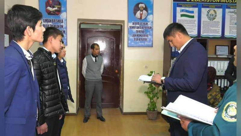 'Фарзандини ўқитмаётганларга 15 суткагача муддатга қамоқ жазоси берилади'ning rasmi