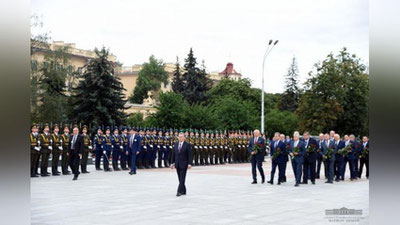 'Shavkat Mirziyoev G`alaba monumentiga gulchambar qo`ydi'ning rasmi