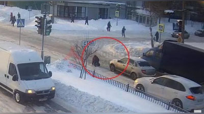 'Ҳайдовчи йўлда сирғаниб йиқилган ҳимоясиз аёлни атайлаб босиб кетди (Видео)'ning rasmi