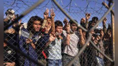 'Amerika hududiga kirolmagan qochoqlar chegarada kun kechirmoqda'ning rasmi