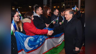 'Shavkat Mirziyoyev Germaniyadagi oʻzbekistonlik yoshlar bilan uchrashdi'ning rasmi