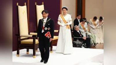 'Naruxito Yaponiya imperatorlik taxtini rasman egalladi'ning rasmi