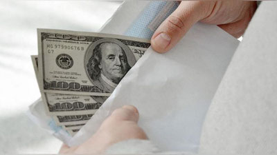 'Marhamatlik hamshira 400 dollar pora bilan ushlandi'ning rasmi