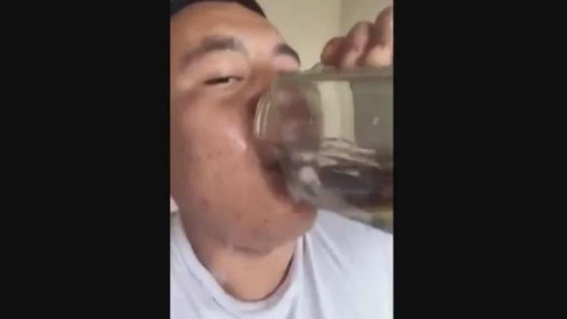 Изрображение 'Шокирующее видео: китаец проглотил лягушек и головастиков'