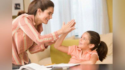 '​Farzandingizga o`ylab gapiriladigan 12 gap'ning rasmi