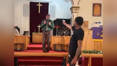 Изрображение 'В США мужчина пытался застрелить пастора во время службы, однако пистолет дал осечку'