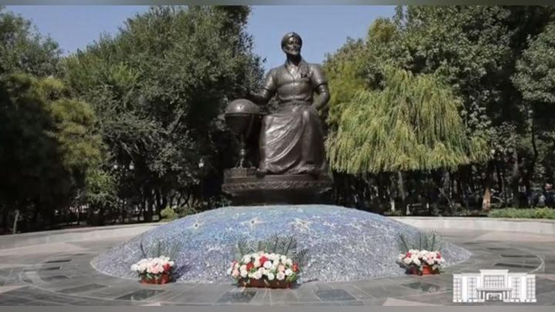 Изрображение 'В Ташкенте благоустроили сквер у памятника Мирзо Улугбеку (видео)'