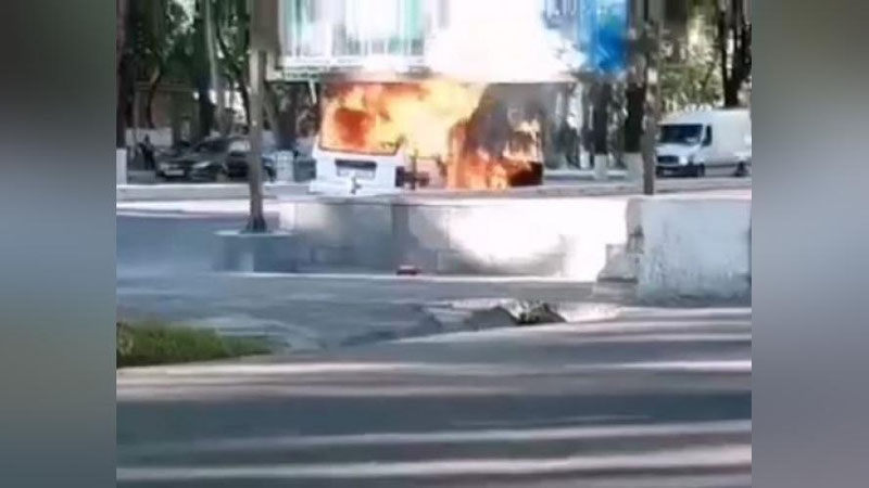 Изрображение 'В Ташкенте возле мечети "Новза" сгорел "Дамас" (видео)'