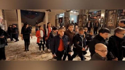 Изрображение 'Незрячим детям показали спектакль в Молодежном театре (видео)'