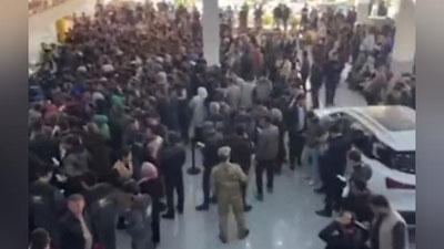 Изрображение 'UzAuto Motors возобновила выдачу договоров: ряд автосалонов не выдержал натиска толпы (видео)'