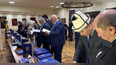 Изрображение 'Кыргызскому музею изобразительных искусств имени Г.Айтиева вручены 50 томов книг «Культурное наследие Узбекистана"'