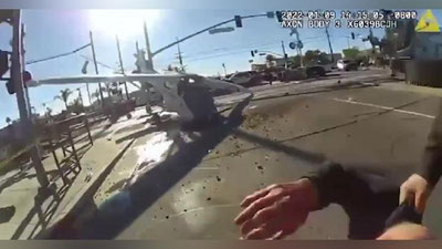 Изрображение 'В Лос-Анджелесе пилота упавшего самолета вытащили за секунду до поезда (видео)'