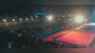 Изрображение 'В Индии обрушилась трибуна со зрителями: страшное происшествие попало на видео'