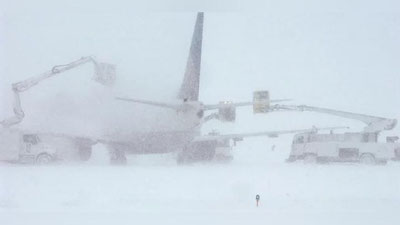 'AQShda kuchli qor bo`ronlari tufayli uch mingga yaqin reyslar bekor qilindi'ning rasmi