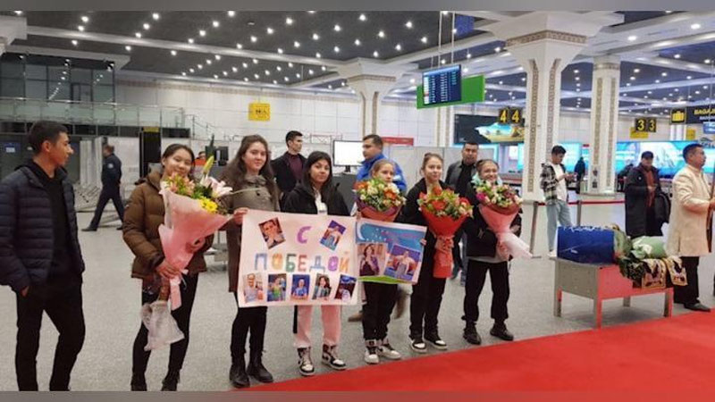 Изрображение 'Оксану Чусовитину торжественно встретили в аэропорту Ташкента (видео)'