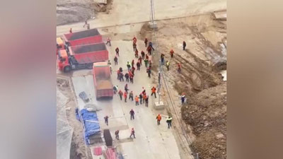 Изрображение 'В Москве мигранты устроили драку из-за пачки арматуры (видео)'