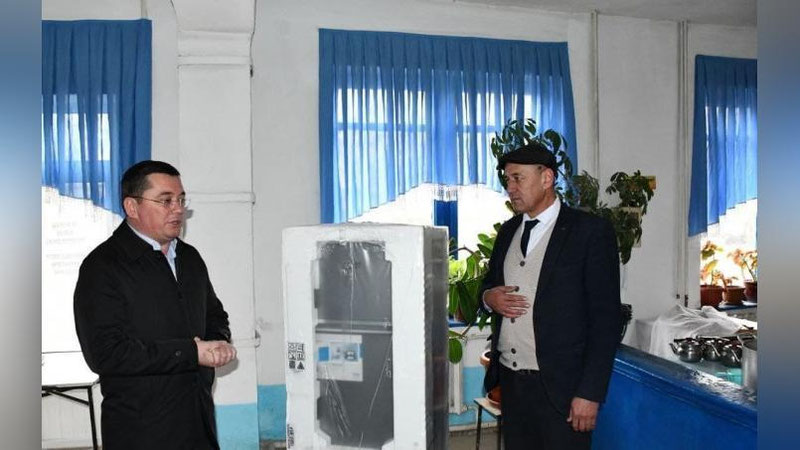 'Шаҳрисабз ҳокими ўзига берилган совғани мактабга топширди'ning rasmi