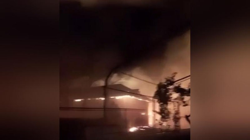 Изрображение 'В Ургуте горел махаллинский комплекс (видео)'
