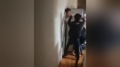 Изрображение 'В Ташкенте трое парней ворвались в квартиру, избили жильца и сняли все на видео'