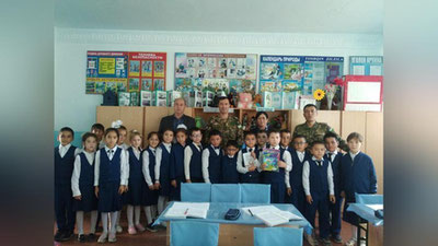 'Mudofaa vazirligi harbiylari Sirdaryodagi maktablarda targ`ibot-tashviqot ishlarini olib bormoqda'ning rasmi