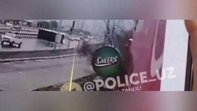 Изрображение 'В Сырдарьинской области автобус опрокинулся на припаркованный автомобиль (видео)'