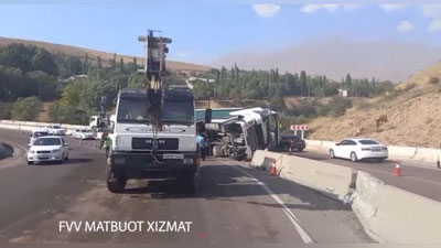 Изрображение 'На Камчике спасатели помогли поставить на колеса опрокинувшуюся фуру (видео)'