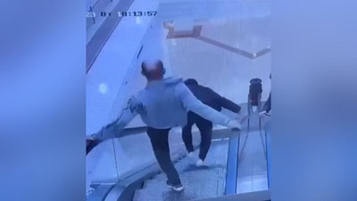 Изрображение 'В Караганде мужчина столкнул с эскалатора посетителя ТЦ (видео)'