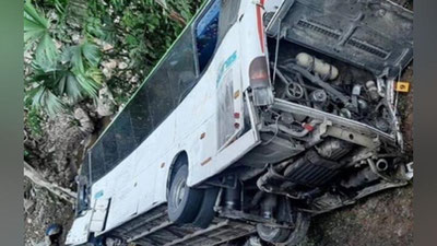 'Kolumbiyada avtobus jarlikka qulab tushdi. Qurbonlar bor'ning rasmi