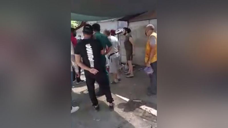 Изрображение 'Видео: Жители учтепинской махалли противостоят сносу своих гаражей'