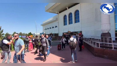 Изрображение 'В аэропорту Бухары туристов из Москвы встречали с карнаями и сурнаями (видео)'