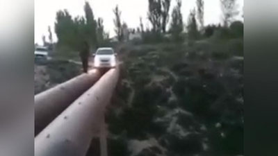 Изрображение 'В Кашкадарье "Спарк" проехал по трубам: водитель оштрафован (видео)'