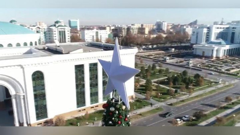 Изрображение 'Видео: установлена главная елка Ташкента'